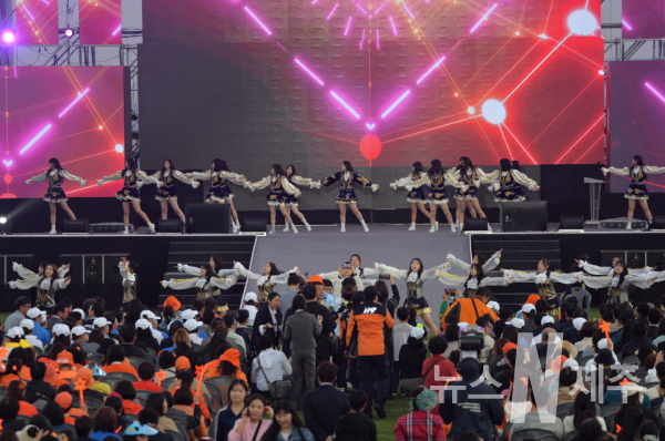 ‘제58회 제주특별자치도민체육대회’가 19일 오후 7시 강창학종합경기장에서 막을 올렸다.
