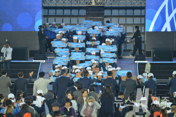 ‘제58회 제주특별자치도민체육대회’가 19일 오후 7시 강창학종합경기장에서 막을 올렸다.